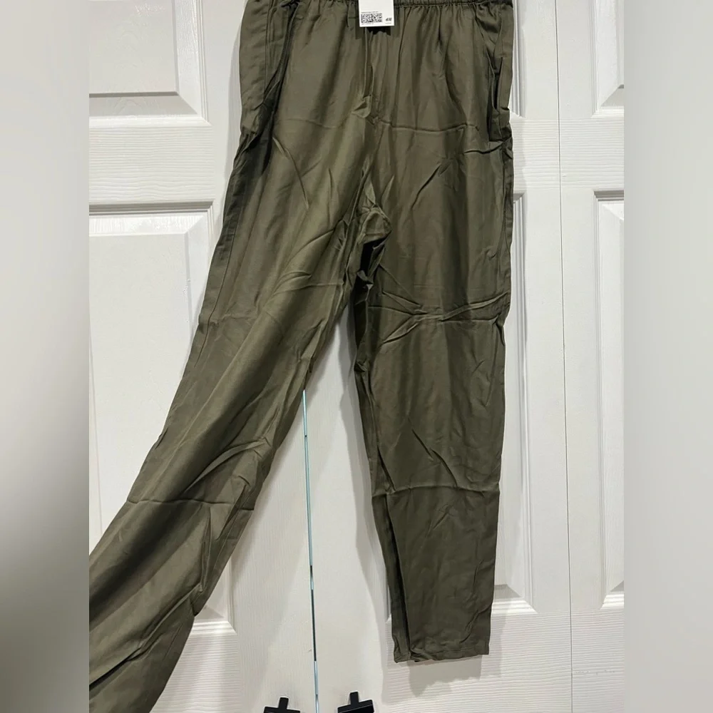 NWT H&M green joggers retail $80